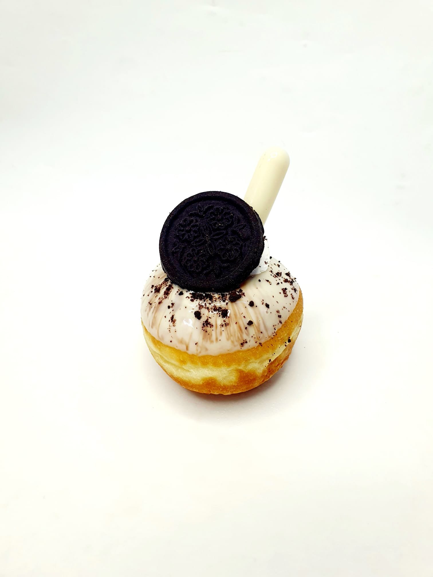 סופגניית אוראו קלאסיק דלוקס – קרם לבן ועוגיות אוראו פריכות